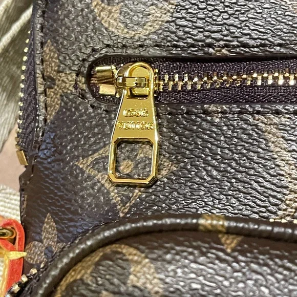 LVee monogram logo utility sling bag purse crossbody beautiful 💕💕😱😱🔥 - Picture 4 of 10